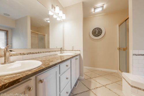 1223 Foxpointe Dr, Sycamore IL  60178-3219 exterior