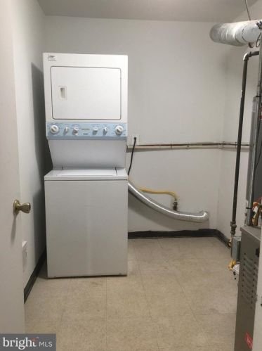 25 Chamberlin Ct, Trenton NJ  08648-2623 exterior