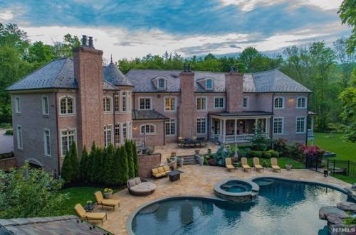 15 Farmstead Rd, Mahwah, NJ 07430-2407