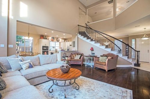 2561 Grn Oak Dr, Carrollton TX 75010-4221 exterior