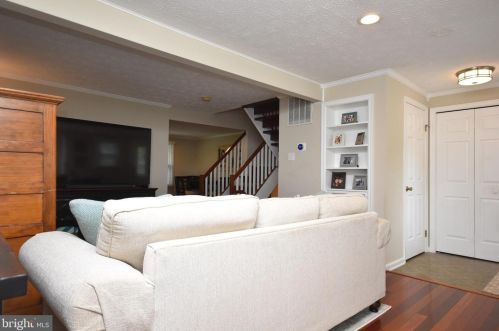 1630 Poplar Grove Dr, Herndon VA  20194-1738 exterior