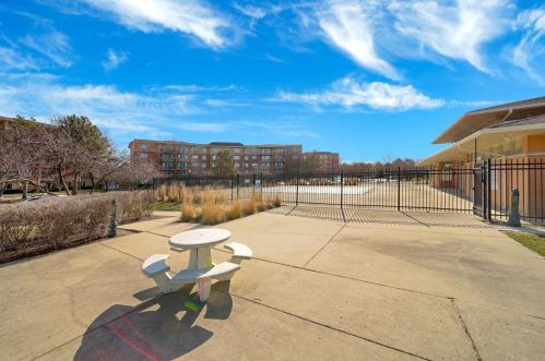 720 Creekside Dr, Mount Prospect IL  60056-6376 exterior