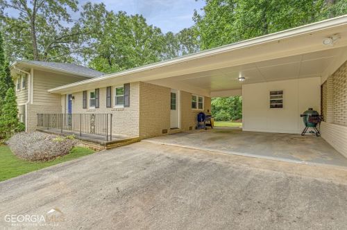6896 Lockridge Dr, Atlanta GA  30360-1515 exterior