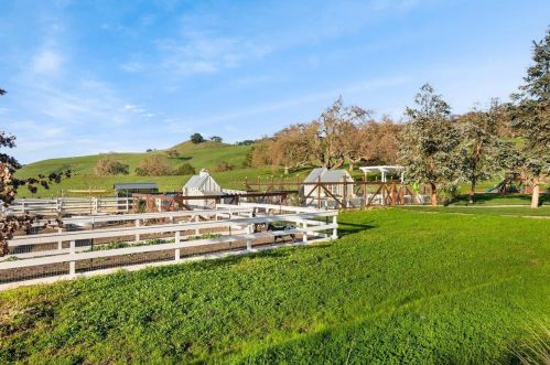 7670 Crews Rd, Gilroy CA  95020-9558 exterior