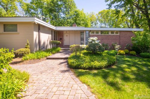 8 Hamlin Rd, Edison, NJ 08817-2906