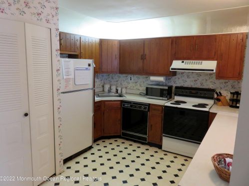 43 Lexington Ct, Tinton Falls NJ 07701-5471 exterior