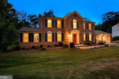 990 Old Holly Dr, Great Falls, VA 22066-1325