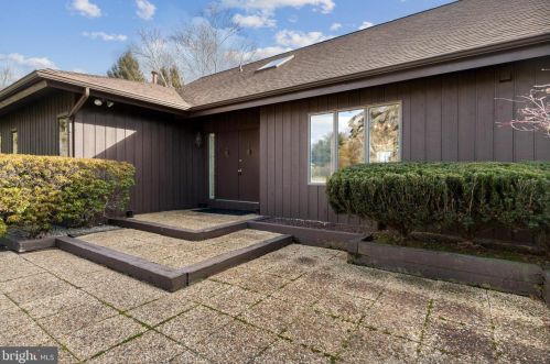 1 Hemlock Ct, Princeton NJ  08540-4707 exterior