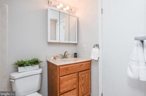 5074 Queens Wood Dr, Springfield VA  22015-1530 exterior