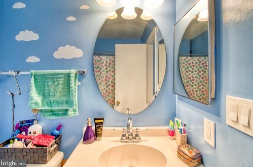 4008 Sparrow House Ln, Burtonsville, MD 20866-1332