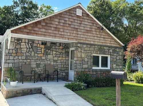 25 Spring Ln, Glocester, RI 02859-3003