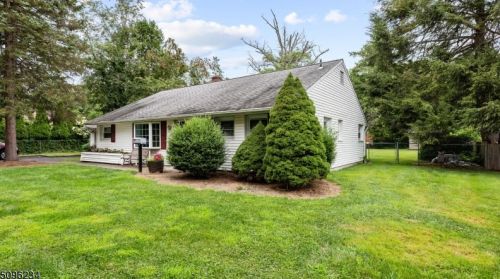 2 Webster Ave, Green Brook, NJ 08812-2317