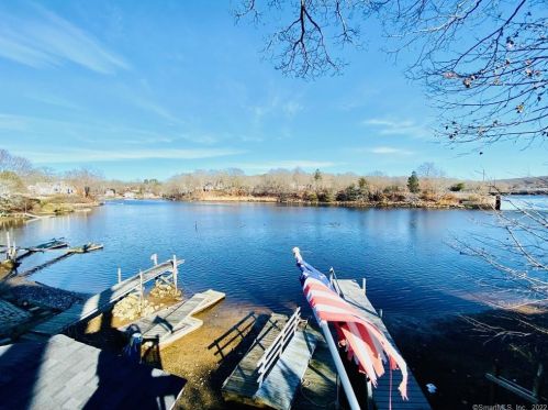 4 Cove View Dr, Quaker Hill CT  06375-1501 exterior