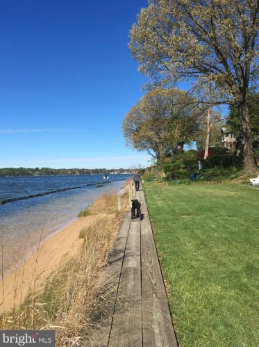 16 Severn Riv Rd, Severna Park MD 21146-4659 exterior