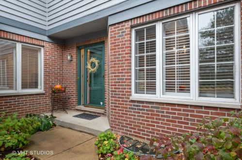 33 Stonehenge Ct, Willowbrook IL  60527-6414 exterior