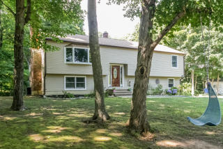 141 Cardinal Dr, Guilford, CT 06437-1449