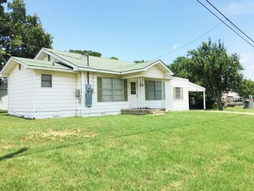 410 Mesquite St, Nocona, TX 76255-2831