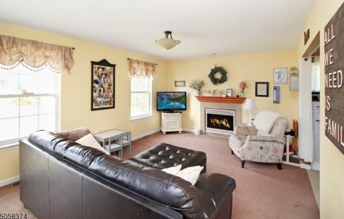 27 Summit Rd, Andover, NJ 07821-2057
