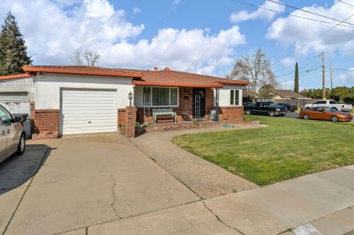 245 Locust Ave, Ripon, CA 95366-2440