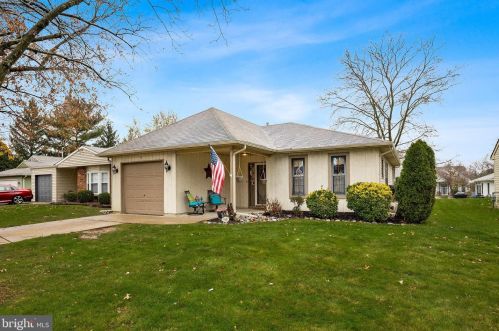 6 Candlelight Cir, Columbus, NJ 08022-1001