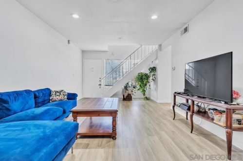 1211 Mariposa Ct, Vista CA  92084-3445 exterior