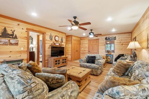 11030 Ski Slope Way, Truckee CA  96161-6603 exterior