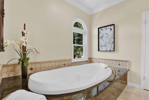 1156 Sugarbush Dr, Vista CA 92084-7464 exterior