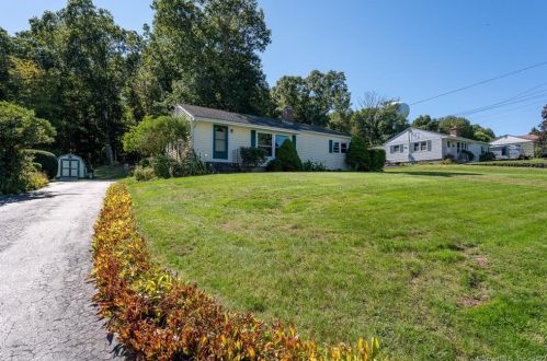 11 Faulkner Dr, Quaker Hill, CT 06375-1005