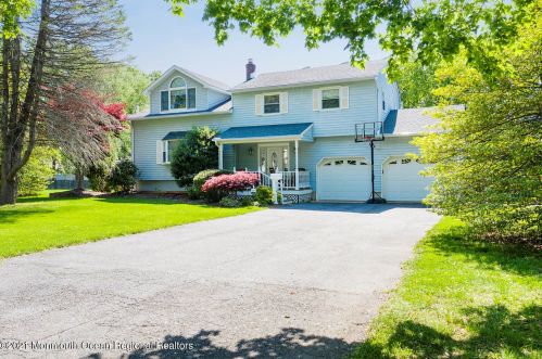 6 Hall Rd, East Freehold, NJ 07728-1424
