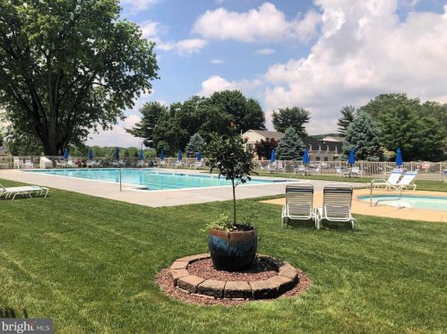 216 Valleybrook Dr, Lancaster PA  17601-4623 exterior