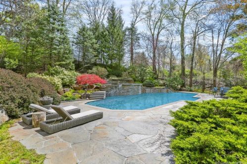 18 Hedgerow Ln, Greenwich CT  06831-3340 exterior