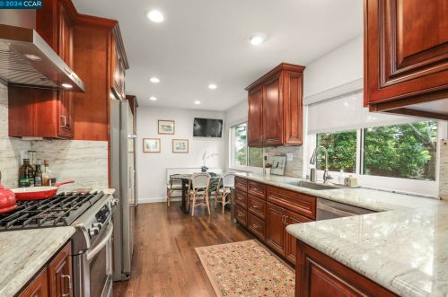 170 Ravenhill Rd, Orinda, CA 94563-2725