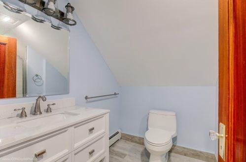 28 Rhode Island Ave, Middletown RI  02840-2607 exterior