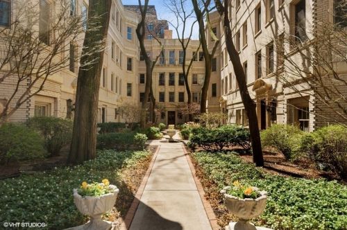 439 Aldine Ave, Chicago, IL 60657-3636