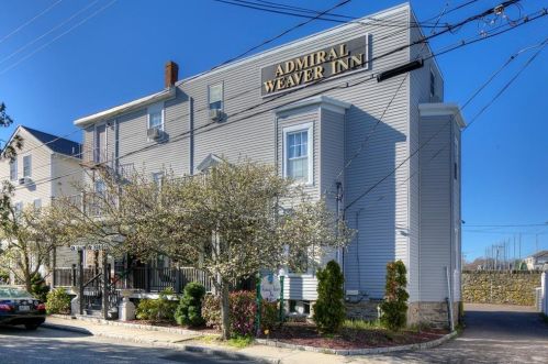 28 Weaver Ave, Middletown, RI 02840-3544