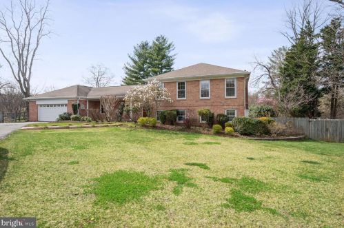 1122 Trotting Horse Ln, Great Falls, VA 22066-2014