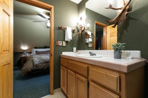 14050 Copenhagen Dr, Truckee CA  96161-6627 exterior