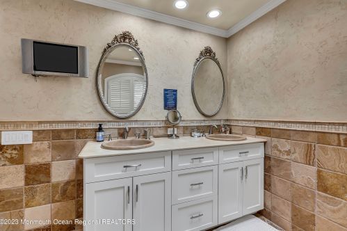 23 Oxford Dr, Tinton Falls NJ 07712-3265 exterior