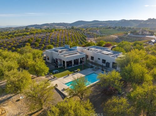 675 Hollow Dr, Lake Nacimiento, CA 93446-8781