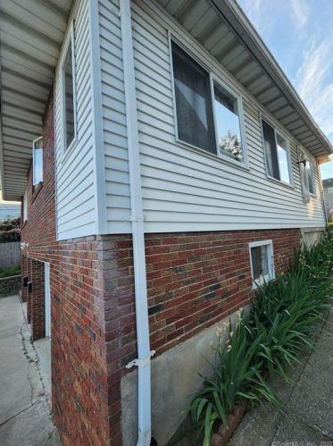 108 Carver St, Waterbury, CT 06708-4508