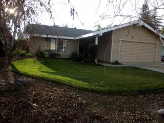1809 San Joaquin Dr, Visalia, CA 93277-3434