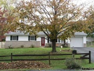 540 Woodland View Dr, York, PA 17406-3250