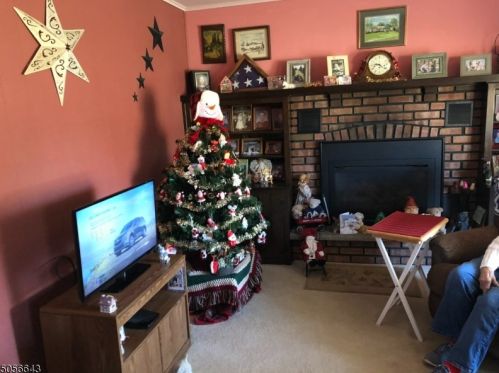 52 School St, Califon, NJ 07830-4340