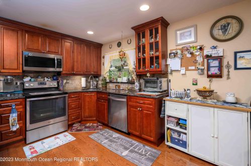 10 Cambridge Dr, Jackson Twp, NJ 08527-2609