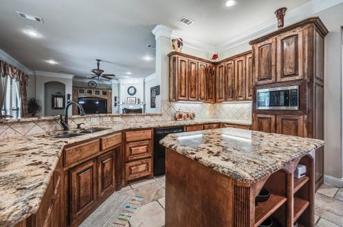 2221 Southern Oaks Dr, Cedar Hill TX 75104-6414 exterior