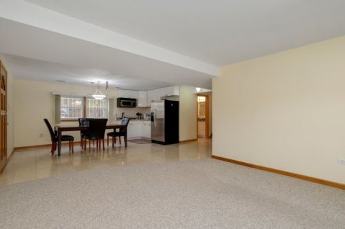 8600 Stolting Rd, Niles IL  60714-1817 exterior