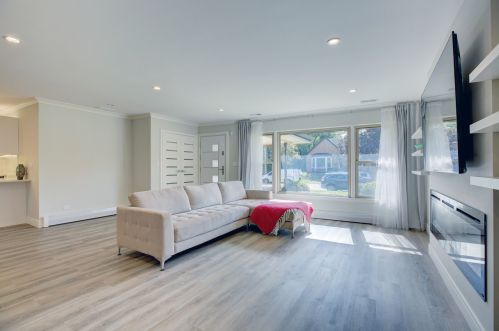 6906 Jarvis Ave, Niles IL  60714-4016 exterior