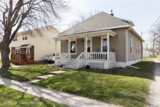 530 6th St, Waukee, IA 50263-5012