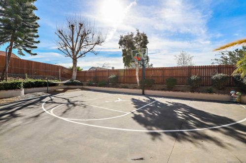 381 Shadow Tree Dr, Oceanside, CA 92058-7020
