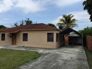 189 17th St, Hialeah, FL 33010-3135